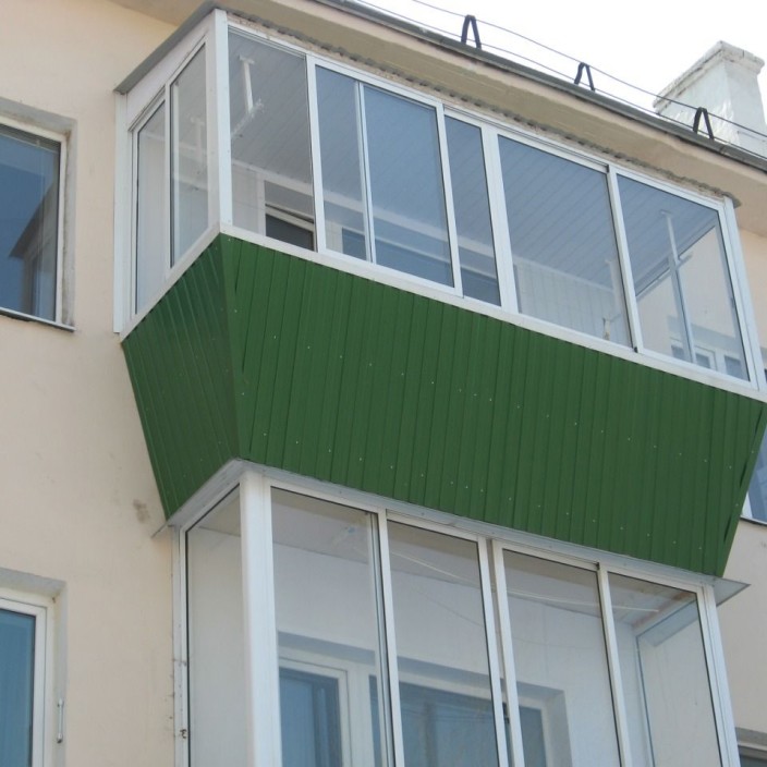 Остекление балкона с выносом
