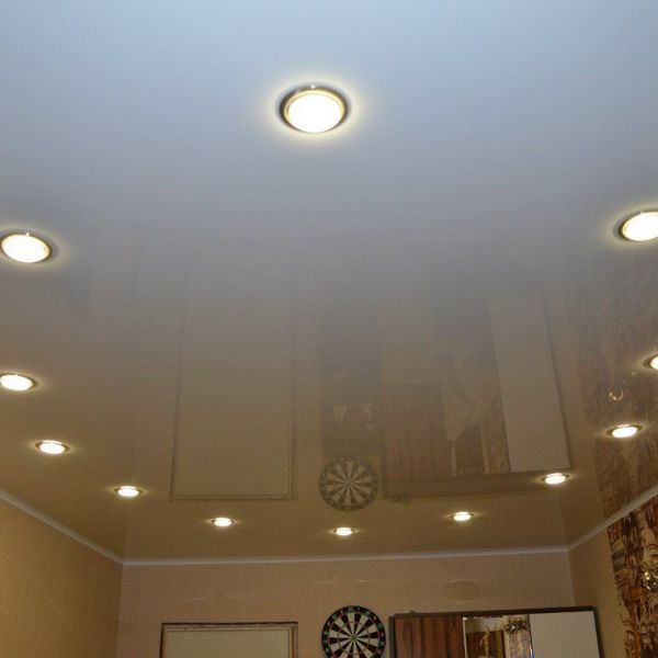 Одноуровневые натяжные потолки